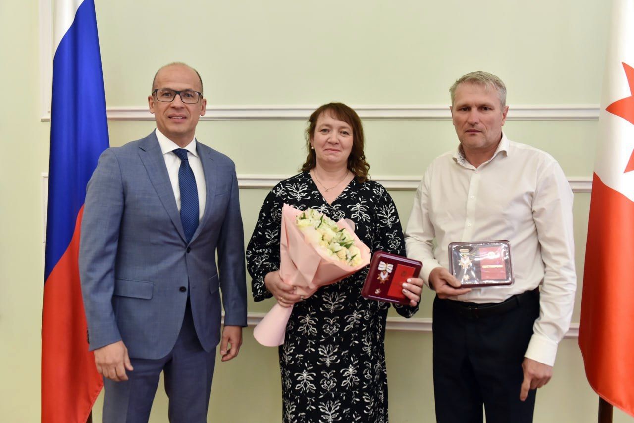 12 многодетных семей Удмуртии удостоили почётного знака Родительская слава