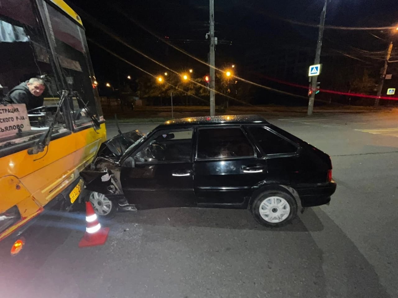 Вечером в Ижевске пьяный водитель на автомобиле врезался в автобус 