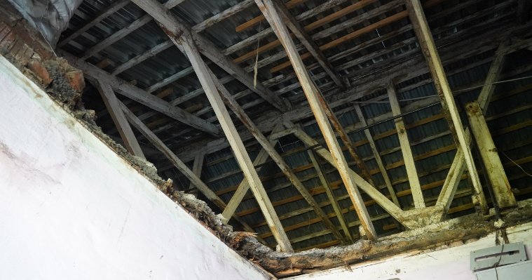 Экспертиза дома в Малопургинском районе, где обрушился потолок, займёт неделю