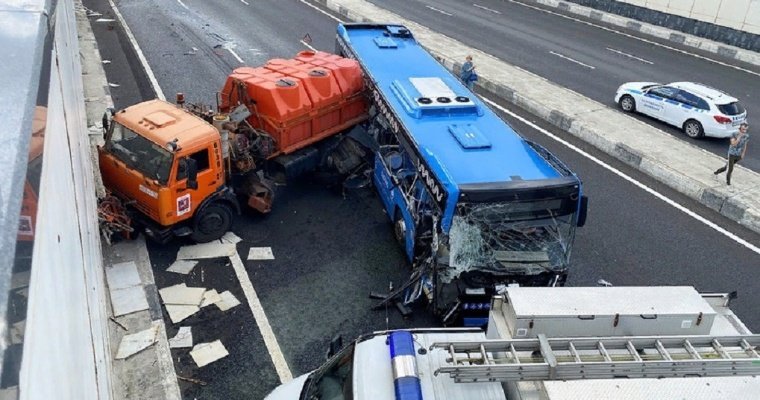 На окраине Москвы автобус столкнулся с грузовиком, пострадали 13 человек