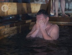 Около 22 тыс жителей Удмуртии окунулись в прорубь на Крещение