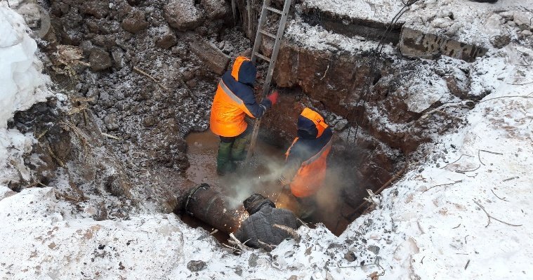 В Воткинске из-за повышения давления в сетях отопления произошёл порыв на теплотрассе