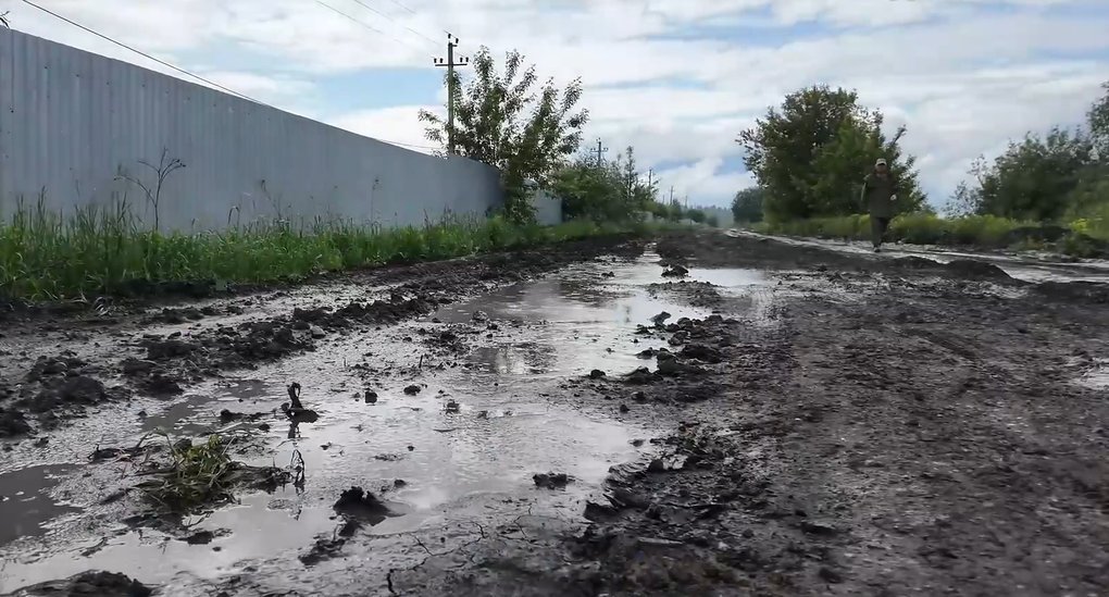 Жители трёх СНТ в Завьяловском районе пожаловались на разбитую дорогу из-за стройки логистического центра