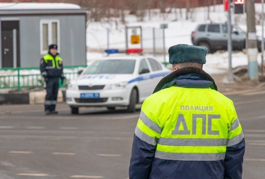 Пассажир остановленной в Можге Киа Рио разнес стекло автомобиля ДПС