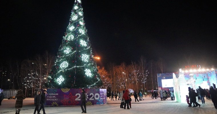 Новогоднюю ёлку на Центральной площади Ижевска начнут разбирать в конце января