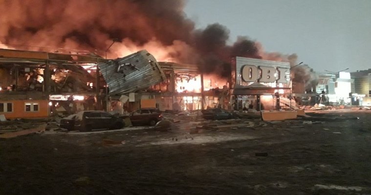 СМИ: из горящего торгового центра в Химках доносятся звуки взрывов
