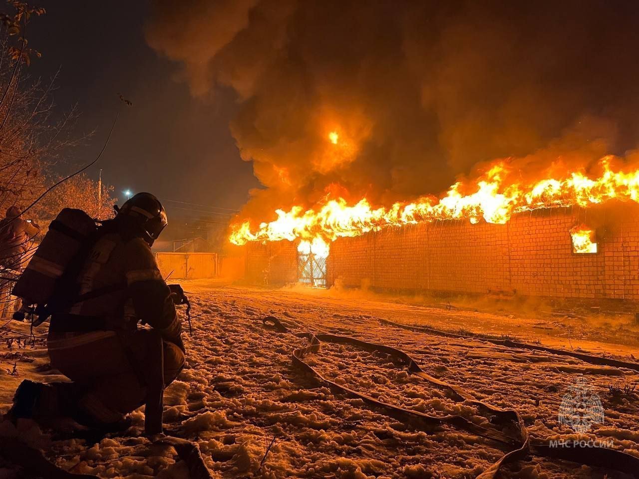 На улице Гольянский поселок в Ижевске загорелся склад