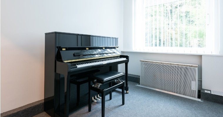 Воткинская детская школа искусств №2 получила четыре новых фортепиано и рояль