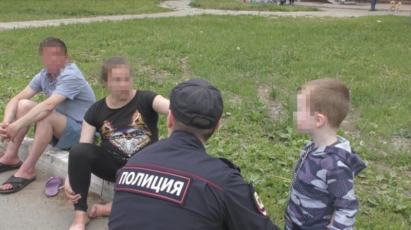 Ижевчане пожаловались в полицию на гуляющую с ребенком пьяную мать