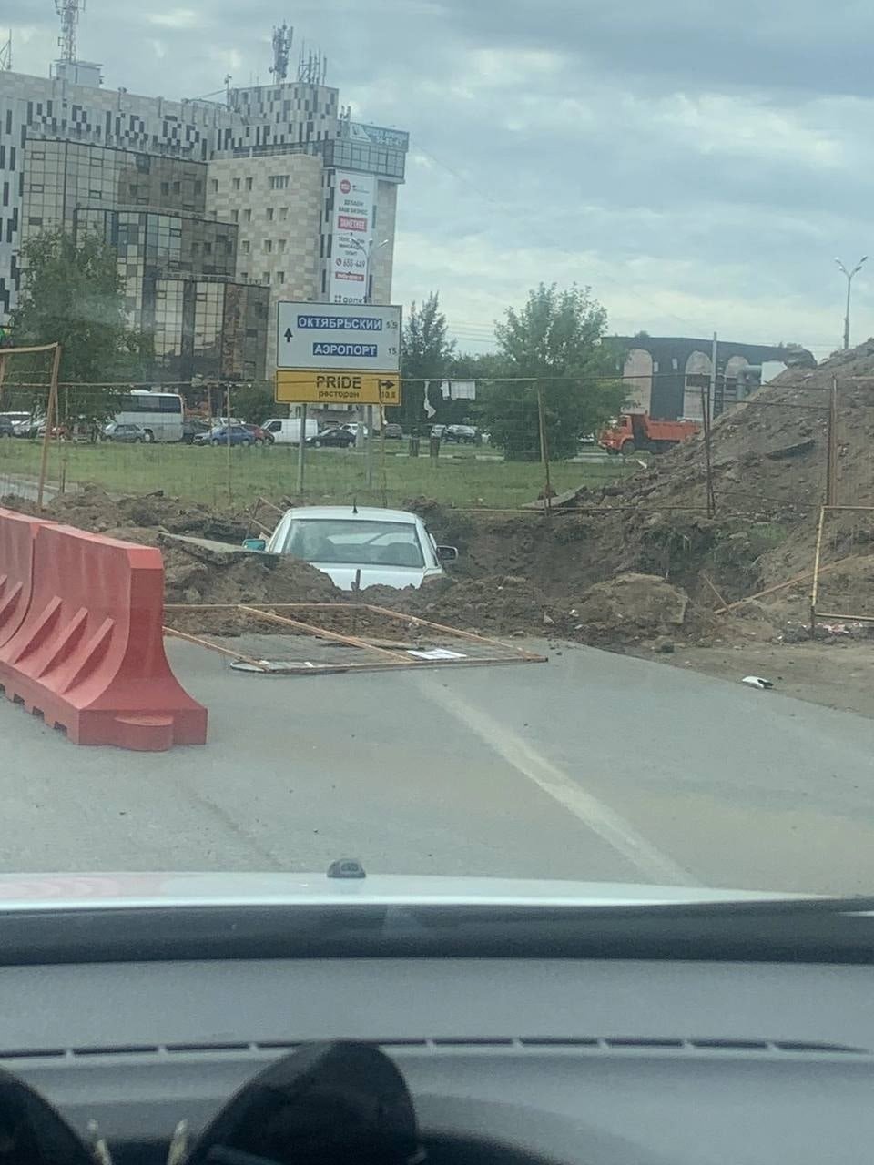Автомобиль угодил в выкопанную у дороги яму на улице Автозаводской в Ижевске