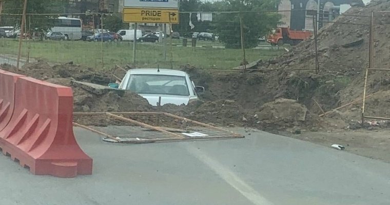 Автомобиль угодил в выкопанную у дороги яму на улице Автозаводской в Ижевске