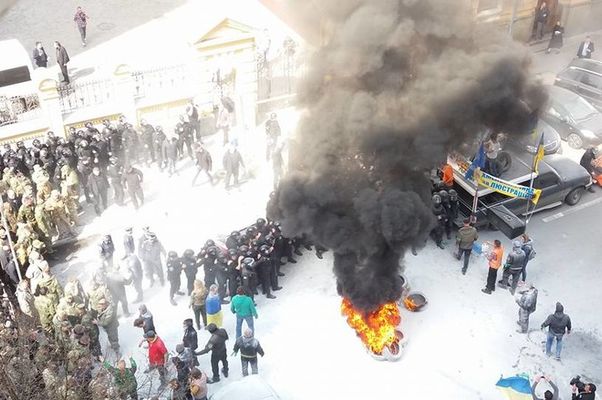 Столкновения произошли между активистами «Автомайдана» и полицией в Киеве