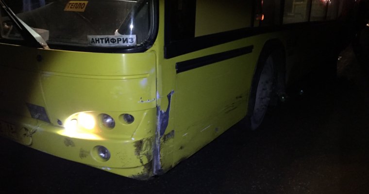 Столкновение легковушки с автобусом в Удмуртии, средний депозит россиян и массовая гибель овец в Черном море: что произошло минувшей ночью