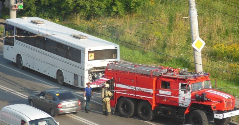 Экскурсионный автобус загорелся в Ижевске
