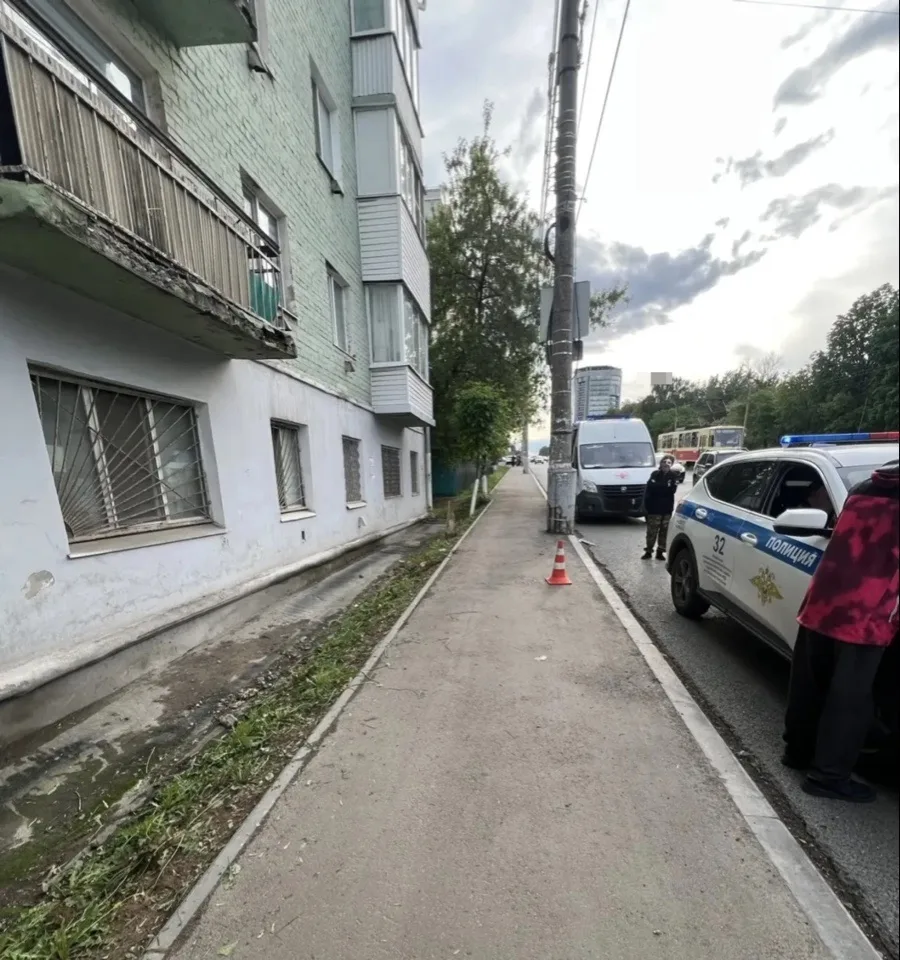 Молодой человек на электровелосипеде сбил мужчину на тротуаре в Ижевске