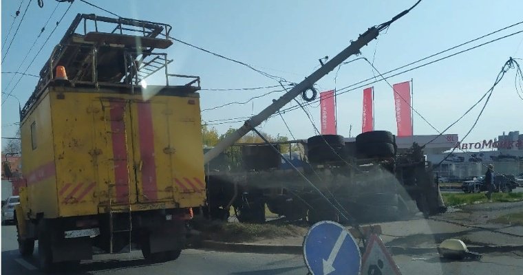 На улице Орджоникидзе в Ижевске опрокинулась бетономешалка