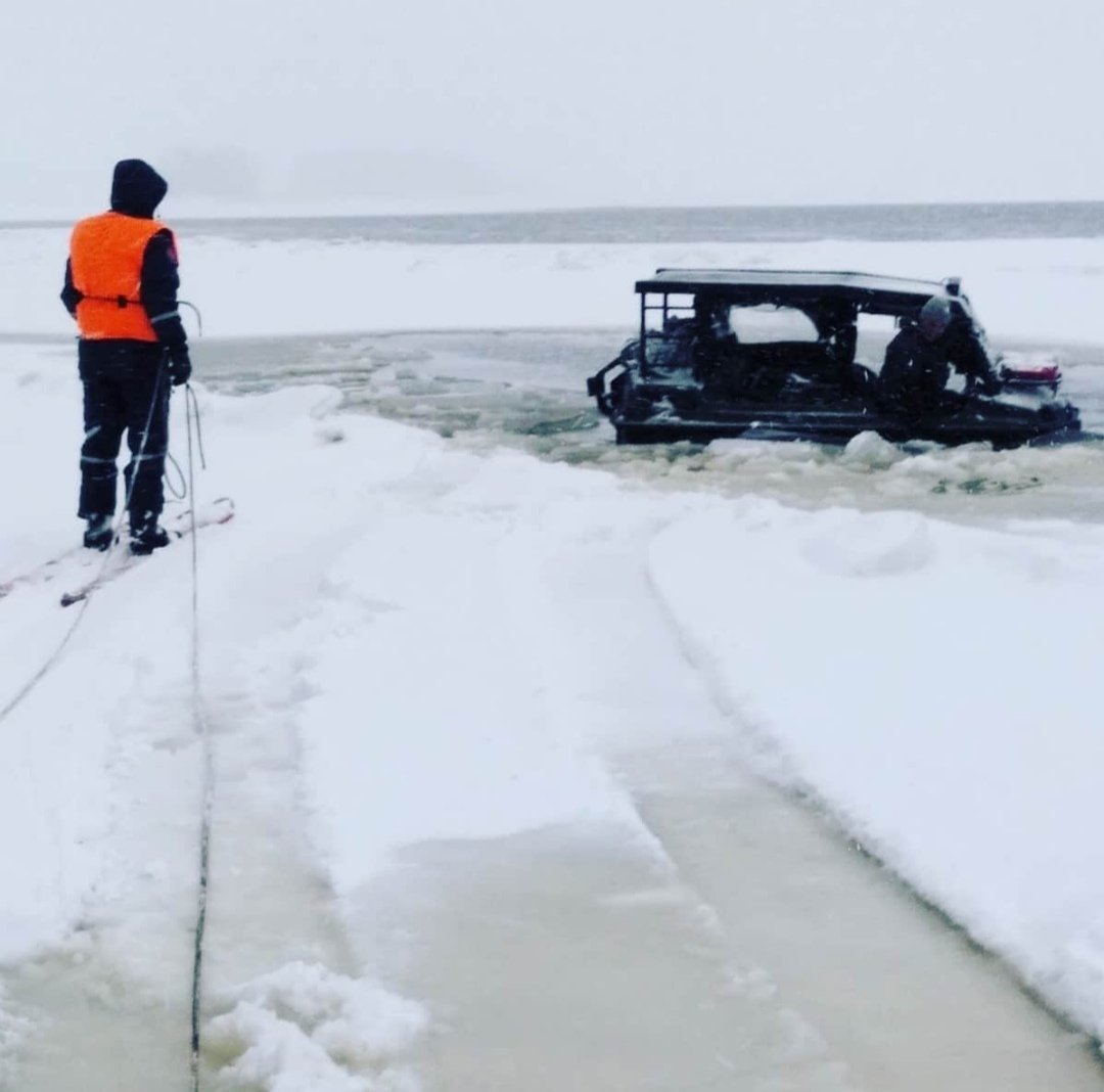 «Болотоход» с рыбаками провалился под лед в Удмуртии