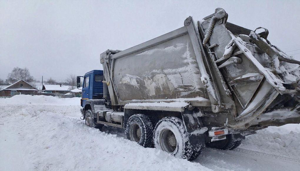 В деревнях Красногорского района Удмуртии снегопады нарушили работу мусоровозов