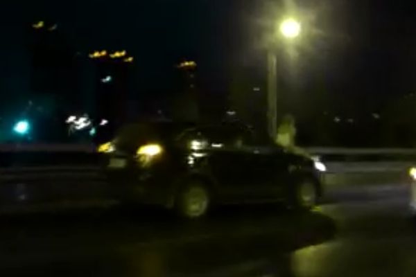 Ехавшему с женщиной на капоте водителю из Уфы грозит наказание
