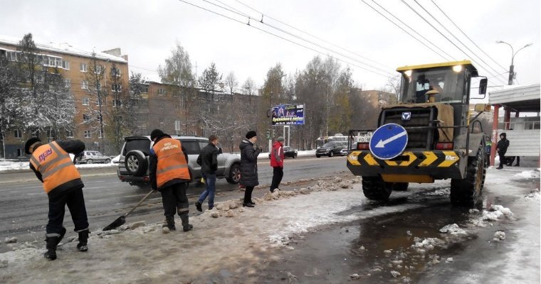 На борьбу с гололёдом в Ижевске вывели 93 единицы техники и более 100 рабочих