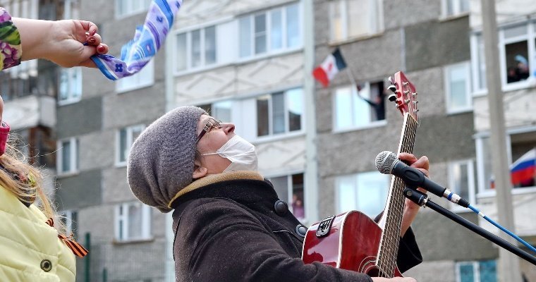 Жители дома на улице Удмуртской в Ижевске посвятили песни труженице тыла