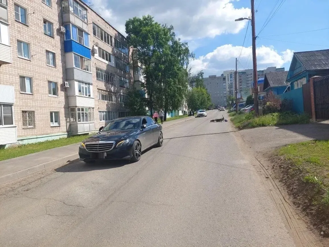 Подросток на питбайке врезался в «Мерседес» в Ижевске