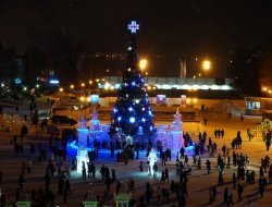 Новогодний городок в Ижевске, «бронза» России в пляжном футболе и гибель ребенка при стрельбе в Киеве: что произошло минувшей ночью