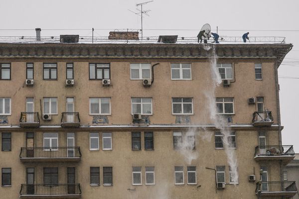 Крыша жилого пятиэтажного дома обрушилась в Уфе