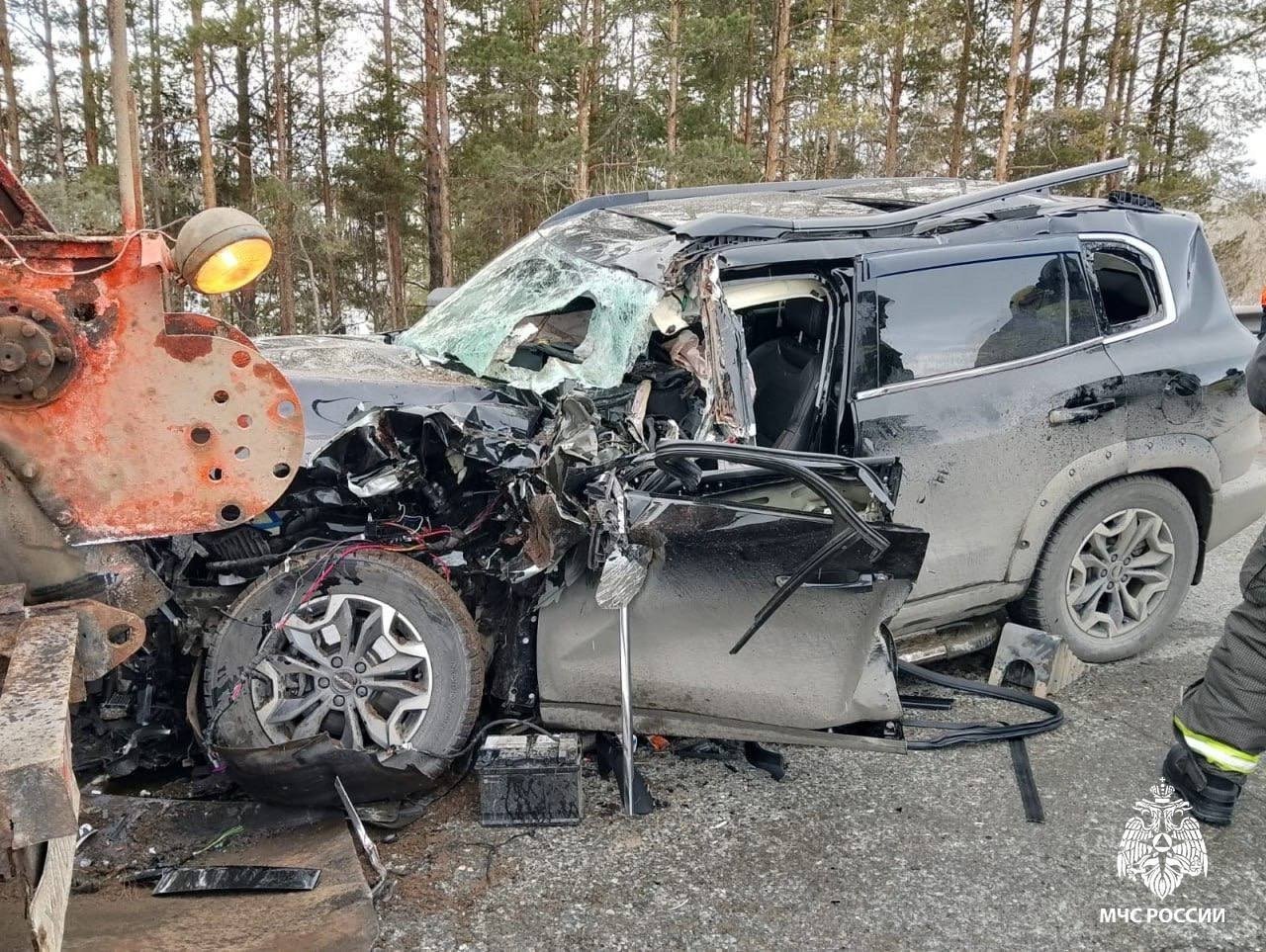 В Удмуртии водителя деблокировали из зажатой машины после ДТП