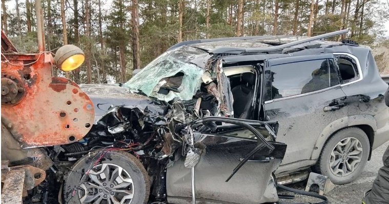 В Удмуртии водителя деблокировали из зажатой машины после ДТП