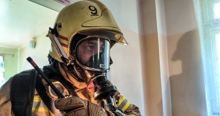 Ижевские пожарные спасли частный дом на улице Братской