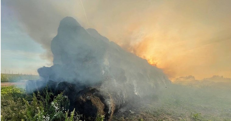 В Завьяловском районе сгорело 300 тюков сена