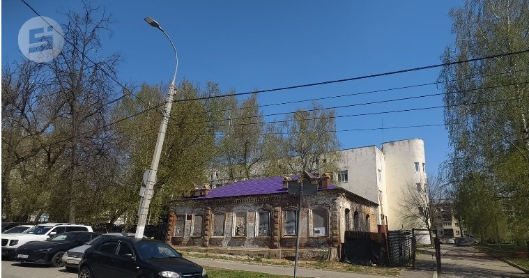 «Арестный дом» на улице Свободы в Ижевске обзавёлся новой цветной крышей