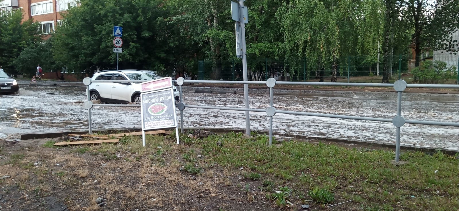 

Из-за продолжительного дождя в Ижевске затопило улицу Восточную

