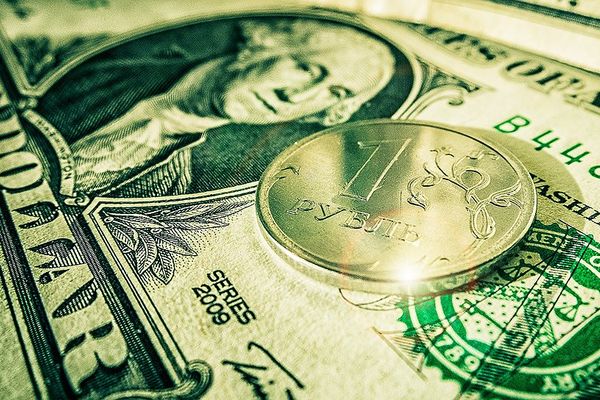 Курс рубля рухнул на открытии торгов после переговоров в Дохе