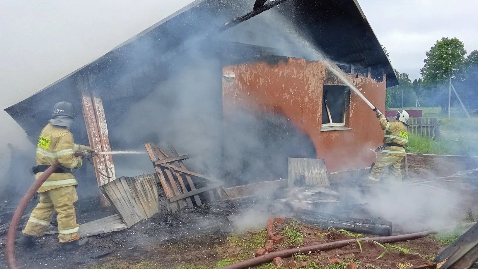 В Сюмсинском районе очевидцы спасли женщину из горящего дома