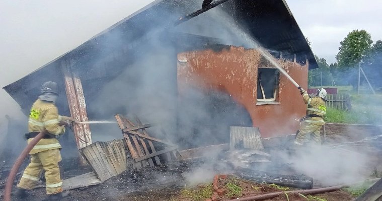 В Сюмсинском районе очевидцы спасли женщину из горящего дома 