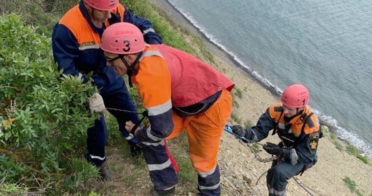 В Анапе спасатели эвакуировали со склона горы рабочего из Удмуртии
