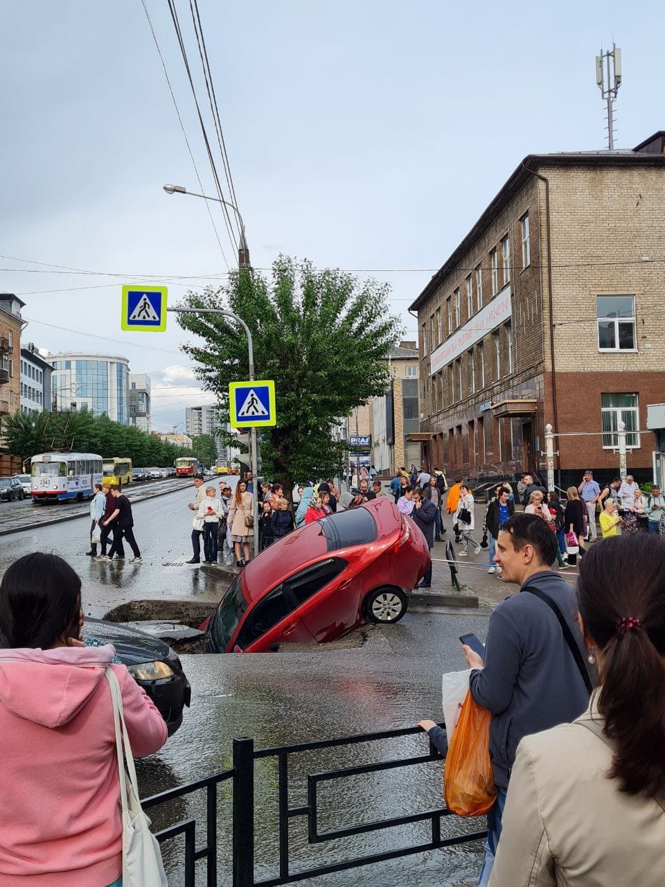 Машина провалилась на улице Ленина в Ижевске