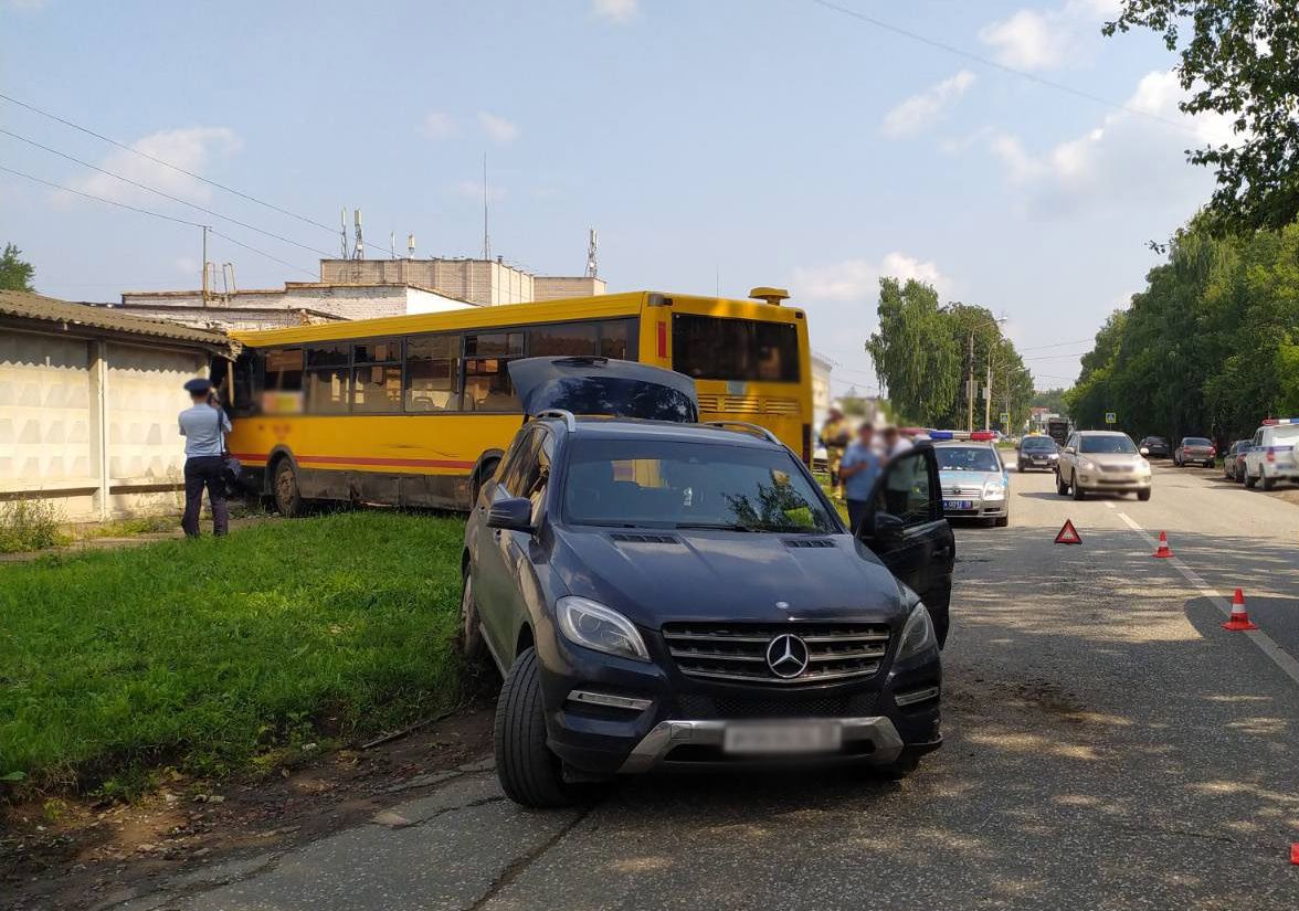Пьяный водитель автобуса в Ижевске протаранил «Мерседес» и бетонный забор