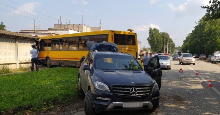 Пьяный водитель автобуса в Ижевске протаранил «Мерседес» и бетонный забор