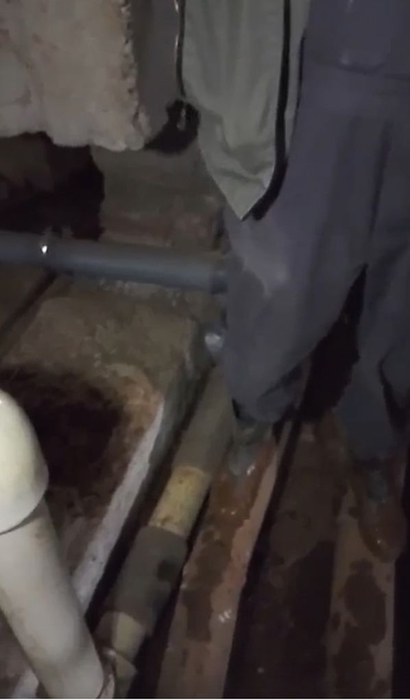 Жители домов на улице Репина в Ижевске пожаловались на кипяток и фекалии в подвале