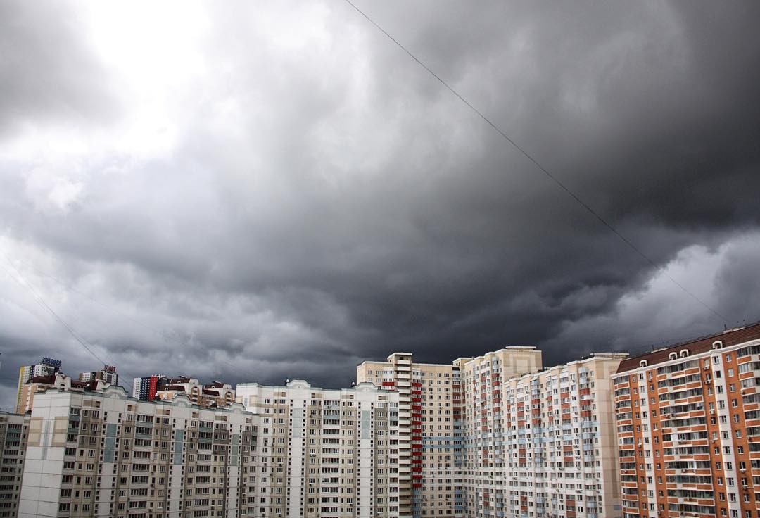 В москве ожидается ураган. Ураган в Москве (2017). Ураган в Москве 2021. Тропический ливень в Москве. Тропический ливень фото.
