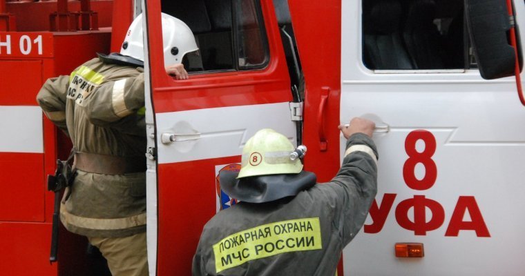 Более 250 детей эвакуировали спасатели из-за пожара в столовой одной из школ Уфы
