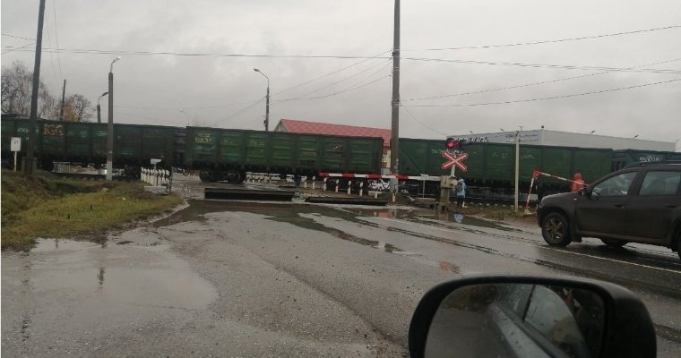 Остановившийся поезд создал пробку на улице Азина в Ижевске