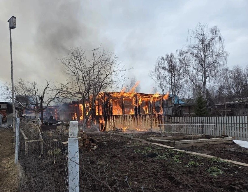 В Алнашском районе Удмуртии пожарные отстояли жилой дом от огня