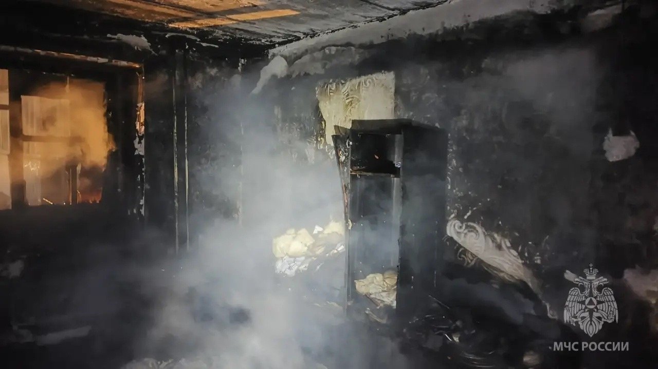 15 человек эвакуировали пожарные из многоквартирного дома в Воткинске 