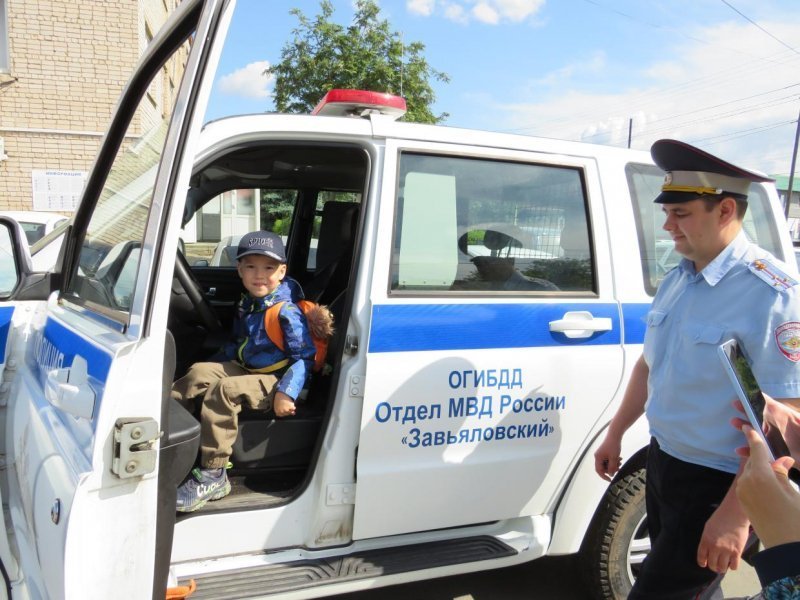 Сотрудники полиции в Завьяловском районе провели экскурсию по отделу для сына участника спецоперации 