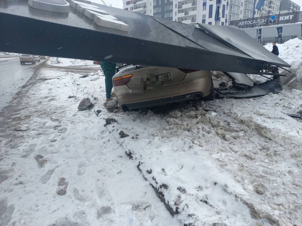 В Ижевске на улице 10 лет Октября водитель «Ауди» врезался в конструкцию