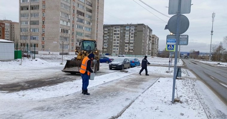 В Ижевске за ночь для борьбы со скользкостью использовали 25 тонн реагентов